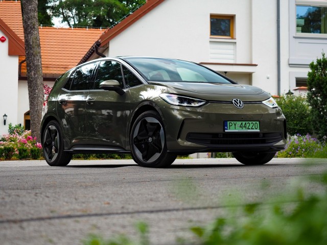 Zmiany w ID.3 wydają się kosmetyczne i w zasadzie nie zmieniają mojego postrzegania na to auto. Być może stało się nieco ciekawsze wizualnie, bardziej dopracowane i atrakcyjniejsze w odbiorze, ale muszę przyznać, że konkurencja od debiutu ID.3 w 2019 również zrobiła ogromne postępy, a takie nowości jak Volvo EX30, które startuje od ceny 169 900 złotych może napsuć Volkswagenowi krwi. Ale tak czy inaczej, na tej walce skorzysta końcowy odbiorca.