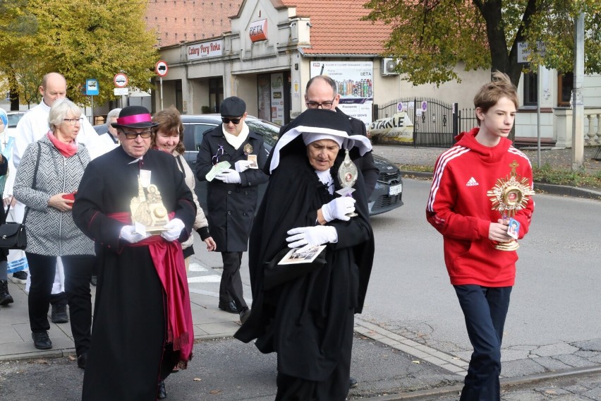 Marsz Wszystkich Świętych 2023 w Pleszewie. Ulicami miasta...