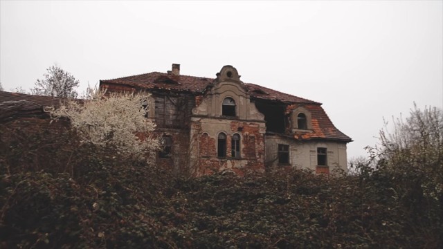 Tajemniczy budynek we wsi Glinka, 100 km od Zielonej Góry. Nazywany jest pałacem samobójców