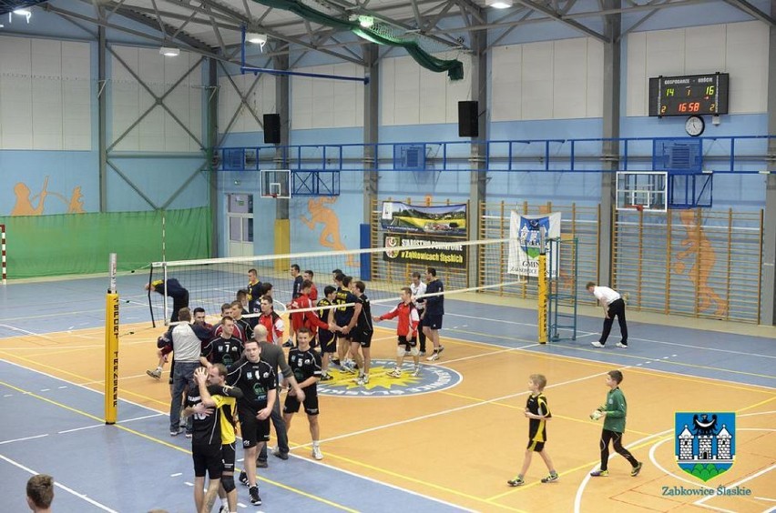 Siatkarze Ząbkowickiego Towarzystwa Sportowego walczą o II ligę – pokonali 3:2 Ikara Legnica