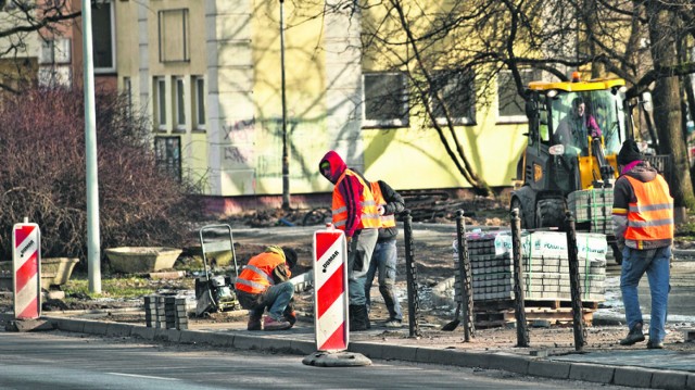 Trwa budowa ścieżki rowerowej w rejonie dawnego Empiku przy ul. Zwycięstwa; gdy zostanie położona warstwa utwardzająca, wówczas będzie ponownie dostępny tutejszy przystanek  MZK