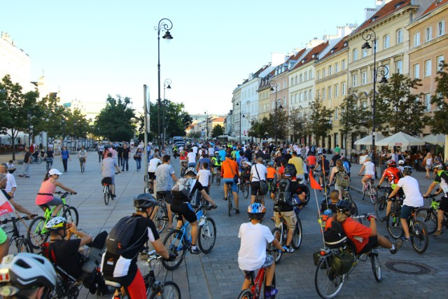 Nadchodzący weekend nie będzie łaskawy dla warszawskich kierowców i użytkowników transportu publicznego. Wszystko za sprawą remontów ulic oraz torowisk, a także manifestacji rowerzystów zwanej również Masą Krytyczną. Przejdź do artykułu poniżej, aby sprawdzić, których rejonów unikać w najbliższy weekend.