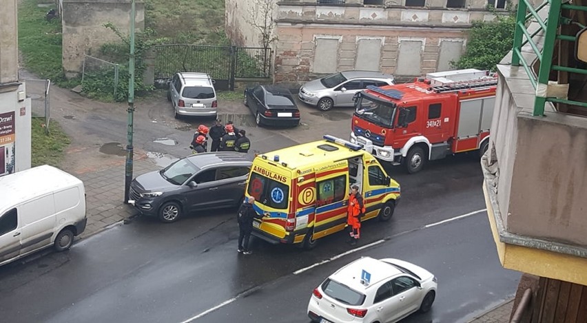 Wypadek na ulicy Stawiszyńskiej. Samochód uderzył w latarnię na łuku drogi