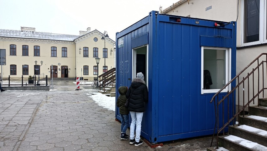 Kolejki w punkcie wymazów na testy COVID-19 w Piotrkowie....