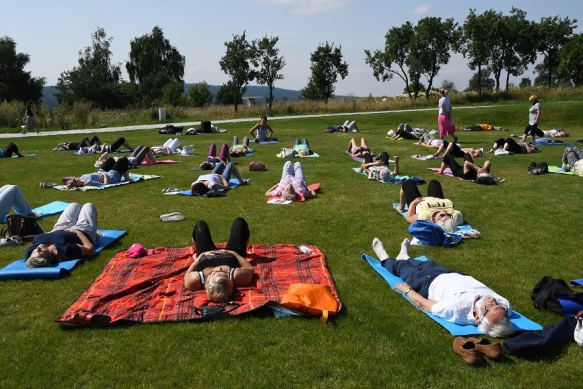 Seniorzy ćwiczyli z Iwoną Wentą w Ogrodzie Botanicznym w Kielcach [ZDJĘCIA, WIDEO]