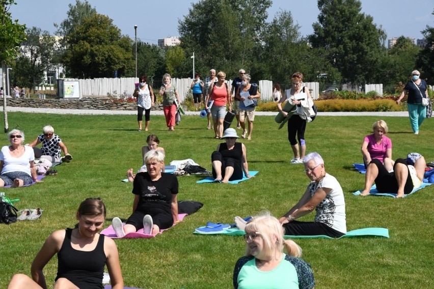 Seniorzy ćwiczyli z Iwoną Wentą w Ogrodzie Botanicznym w Kielcach [ZDJĘCIA, WIDEO]