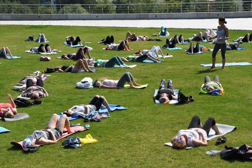 Seniorzy ćwiczyli z Iwoną Wentą w Ogrodzie Botanicznym w Kielcach [ZDJĘCIA, WIDEO]