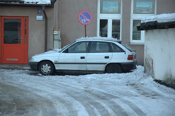 Śnieg z lodem spadł prosto na samochód