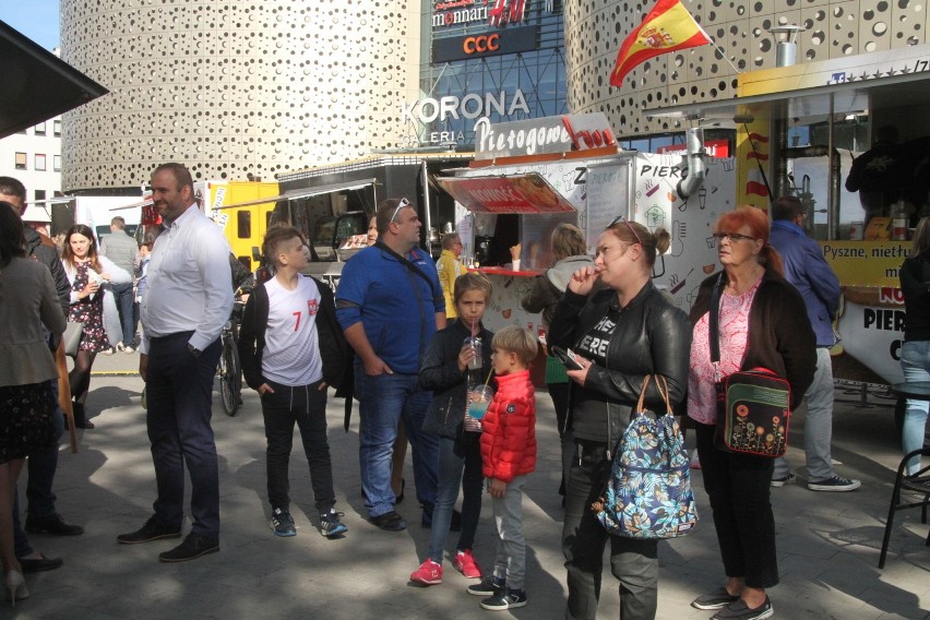Kielcach przed galerią Korona trwa Street Food Festival. Można zjeść potrawy z całego świata