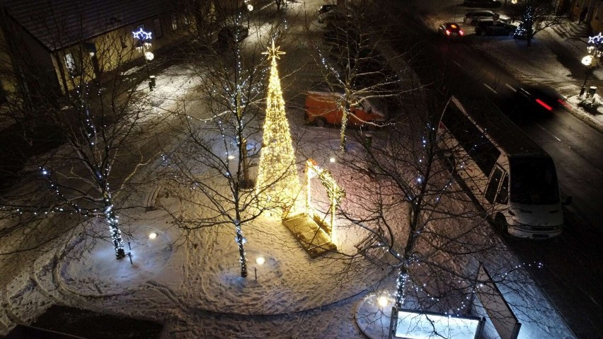 Dekoracje świąteczne w Skokach. Tak wygląda ozdobiony rynek po zmroku