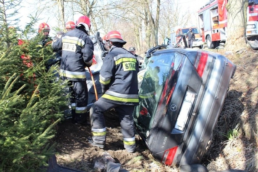 Śmiertelny wypadek w Bobrowcu. Rosjanin uderzył w drzewo