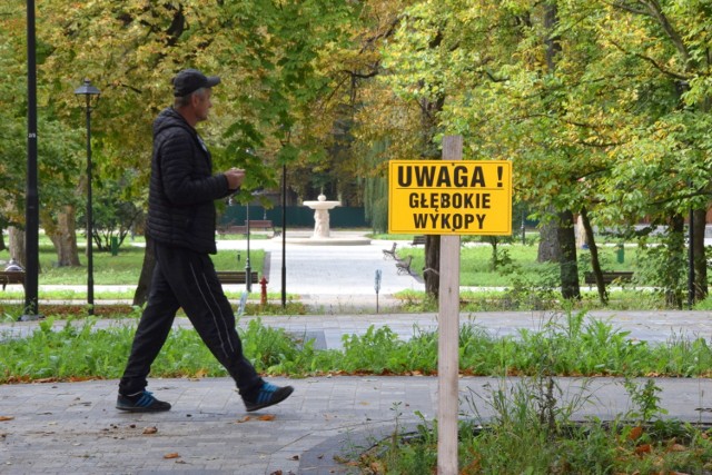 Tak idą prace w Parku Zdrojowym. Oto najnowsze zdjęcia z "placu budowy", które zrobiliśmy w czwartek, 8 października. W części wschodniej tej, bezpośrednio przy Alei Mickiewicza i w części centralnej roboty są na zaawansowanym etapie, choć pozostało wiele prac wykończeniowych. 

>>>Zobacz więcej zdjęć na kolejnych slajdach

Na koniec wykonawca zajmie się zachodnią częścią parku.  Jak poinformowały nas władze Buska - Zdroju zakończenie modernizacji Parku Zdrojowego się opóźni. - Powodem są utrudnienia, które wystąpiły na skutek koronawirusa oraz konieczność wprowadzenia zmian w projekcie ze względu na drzewostan - poinformował nas Tomasz Mierzwa, pełnomocnik burmistrza Buska - Zdroju do spraw strategicznego rozwoju miasta i gminy. Kiedy zatem park będzie gotowy? Otóż zakończenie inwestycji będzie podzielone na dwa etapy. Prace w części wschodniej i centralnej parku zakończą się planowo pod koniec października lub w listopadzie. Później wykonawca będzie prowadził prace remontowe jeszcze w części zachodniej parku. Będzie modernizowana w okresie jesienno - zimowym co również może nieco pokrzyżować plany. Według przewidywań planowany termin zakończenia całej inwestycji to maj 2021 roku. Pierwotnie miała się ona zakończyć pod koniec tego roku.