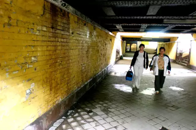 Przejście podziemne na stacji w Jeleniej Górze jest w strasznym stanie.