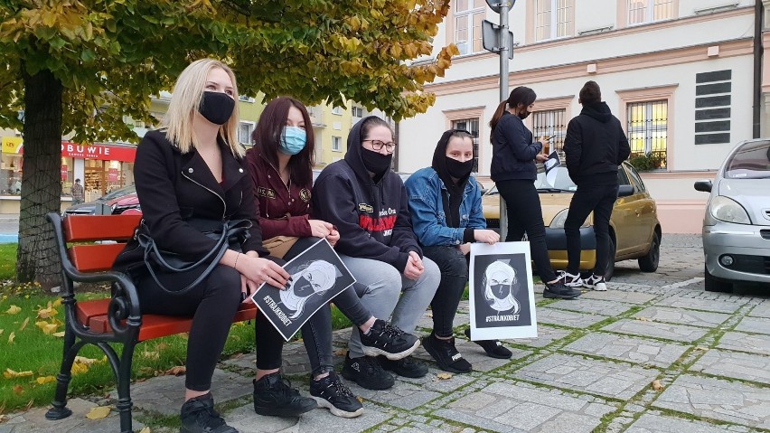 Strajk Kobiet w Strzelcach Opolskich - blokada krajowej 94. Niektórzy radni wyszli do protestujących