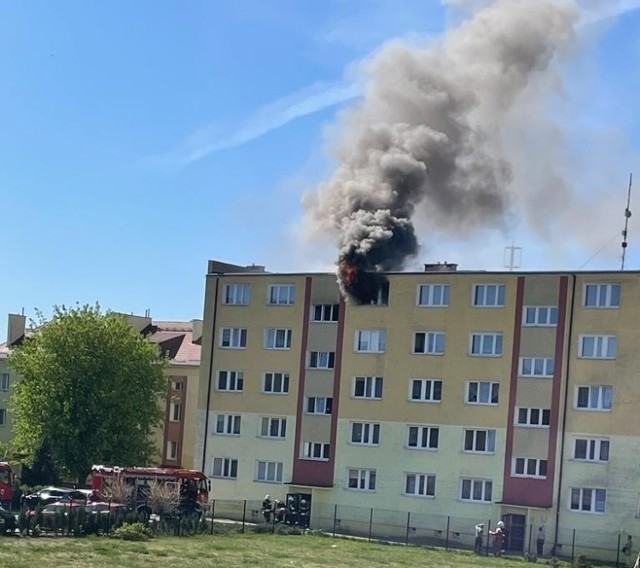 Pożar przy ul. Dworcowej w Solcu Kujawskim na czwartym piętrze budynku wielorodzinnego.