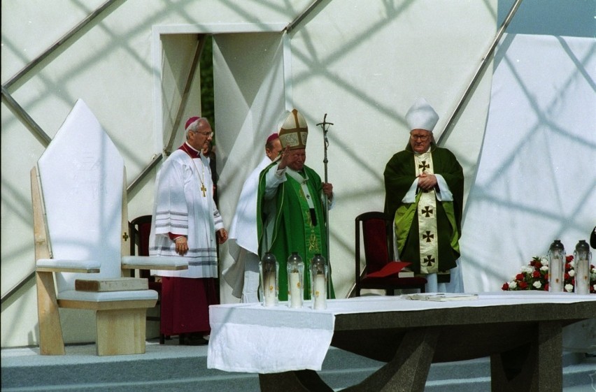 Wspominamy biskupa Jana Bernarda Szlagę. Zdjęcia z pielgrzymki Jana Pawła II. Msza w Pelplinie