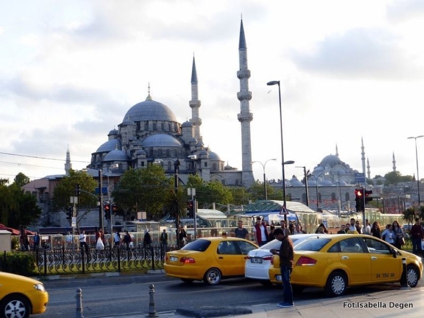 W Stambule znajduje się 2691 czynnych meczetów, 123...