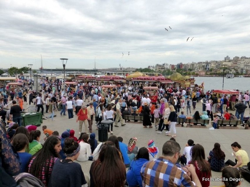 Sobota na nabrzeżu Eminönü. Fot.Isabella Degen