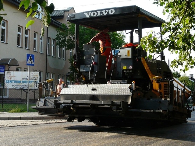 Na ulicę wjechał już ciężki sprzęt, który kładzie  asfalt