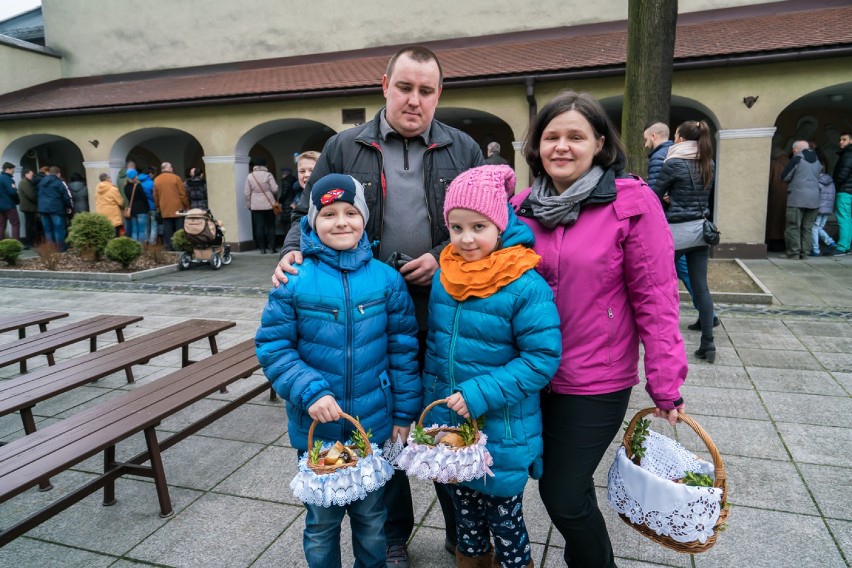 Święcenie pokarmów w kościele Ducha Św. w Nowym Sączu [ZDJĘCIA]