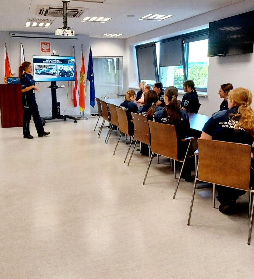 Uczniowie klas mundurowych z Wojsławic z wizytą u policjantów z Poddębic ZDJĘCIA