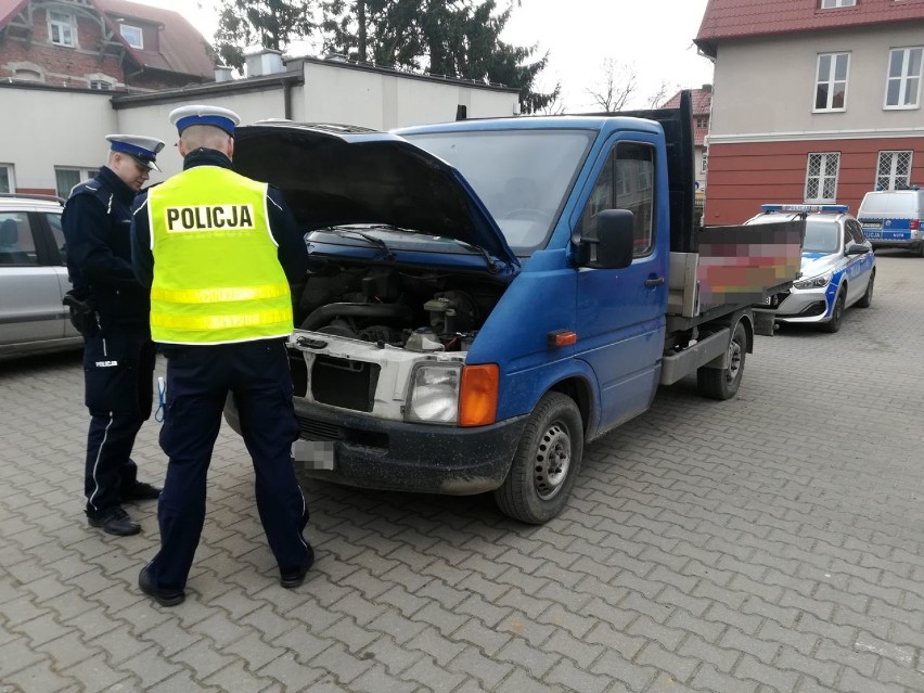 Policjanci z KPP w Pucku zatrzymali do kontroli Volkswagena: okazało się, że ma cofnięty licznik. Co za to grozi?