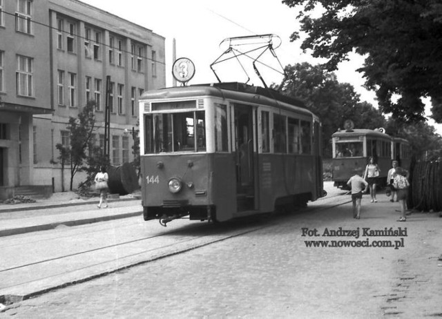 Tramwaje linii nr 3 na ulicy Nowickiego, dzisiejszej alei Solidarności, lata 70.