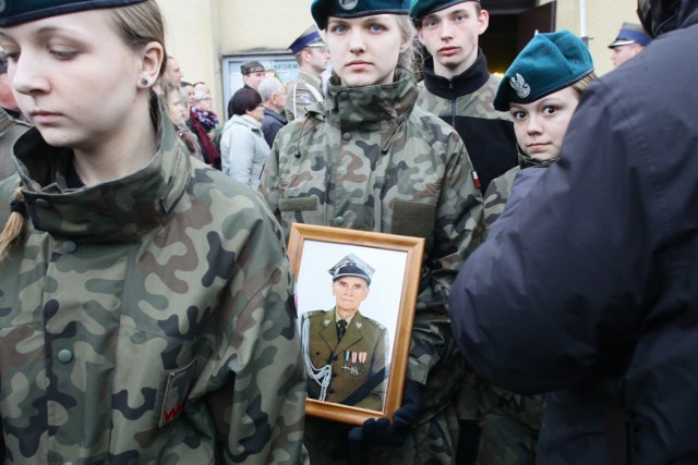 W piątek (8 kwietnia) na cmentarzu przy ul. Smutnej w Łodzi pochowano gen. Aleksandra Arkuszyńskiego pseud. Maj. Legendarnego żołnierza AK pożegnano z pełnymi honorami.