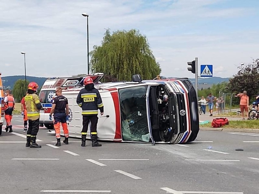 Wypadek na rondzie Solidarności w Nowym Sączu. Karetka zderzyła się z osobówką, są  ranni  [ZDJĘCIA]