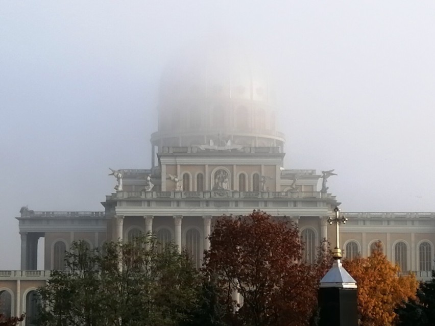 Licheń: Złoto, purpura i mgła. Jesienny, niedzielny poranek