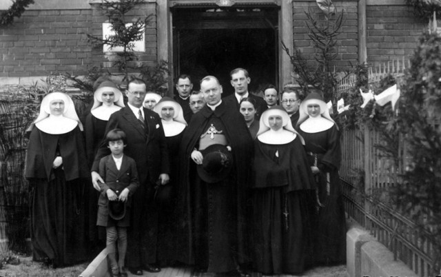 Rok 1938. Wizyta arcybiskupa Walentego Dymka w grodziskim szpitalu