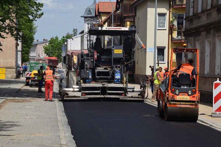 Remont Koszalińskiej w Szczecinku na ostatniej prostej. Położono asfalt [zdjęcia]