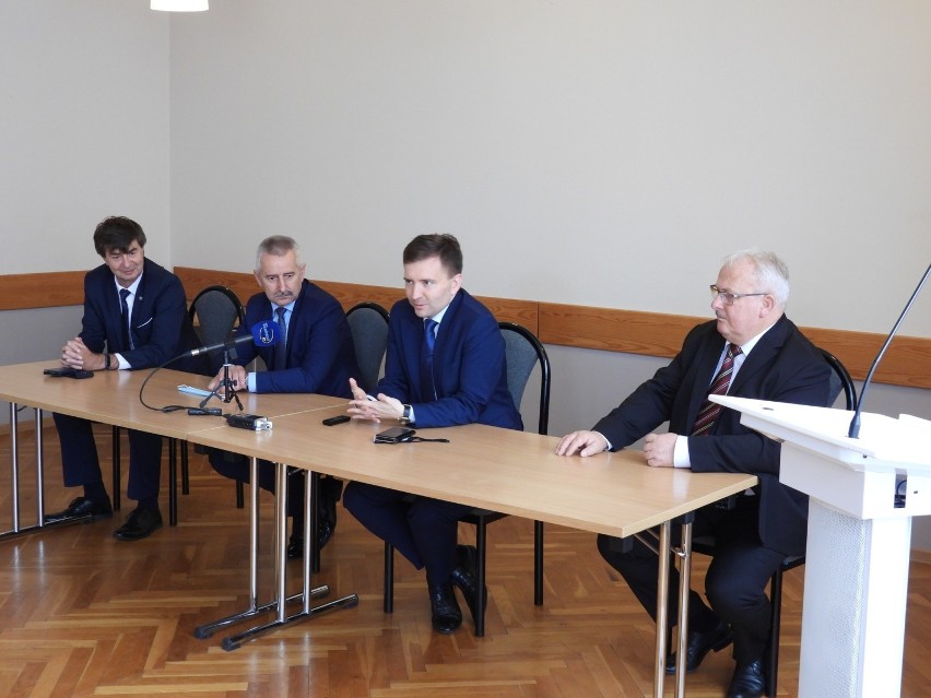 Konferencja prasowa w Tucholi z udziałem ministra Łukasza...