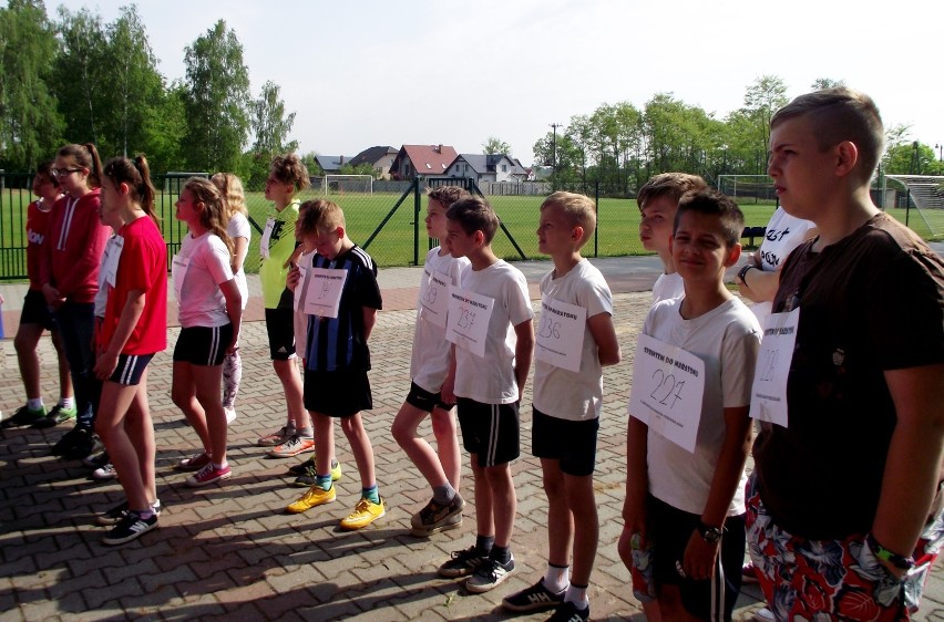 „Sprintem do maratonu”. Przedszkolaki Zespołu Szkolno-Przedszkolnego w Nądni biegają - 20 maja 2016 [Zdjęcia