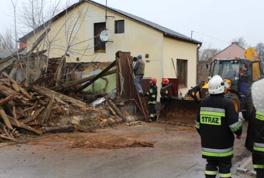 Koziegłowy: pochyliła się ściana pustostanu na ulicy Cichej