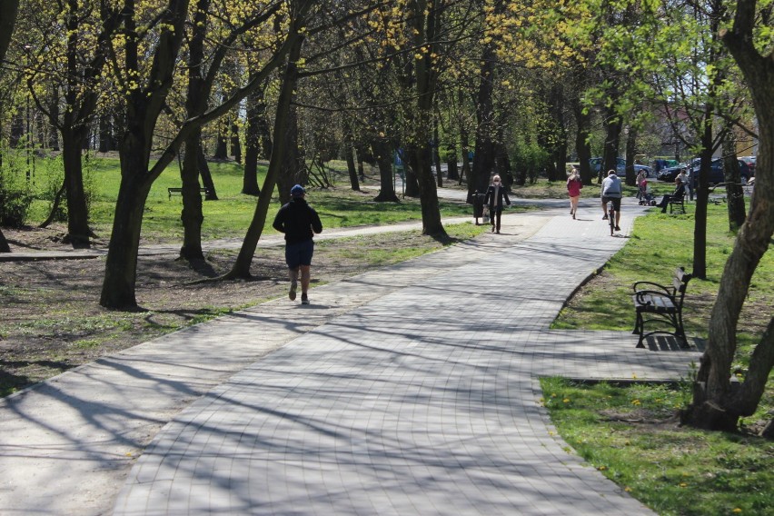 Bytomski park miejski znowu otwarty. Mieszkańcy spacerują,...