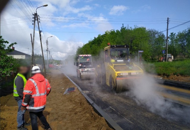 Trwa generalny remont 13-kilometrowego odcinka DW 913 prowadzącej na lotnisko w Pyrzowicach Zobacz kolejne zdjęcia/plansze. Przesuwaj zdjęcia w prawo - naciśnij strzałkę lub przycisk NASTĘPNE