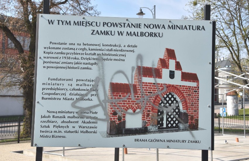 Malbork. Miniatura zamku stanie na swoim miejscu, ale to jeszcze potrwa. Artysta będzie pracował w namiocie