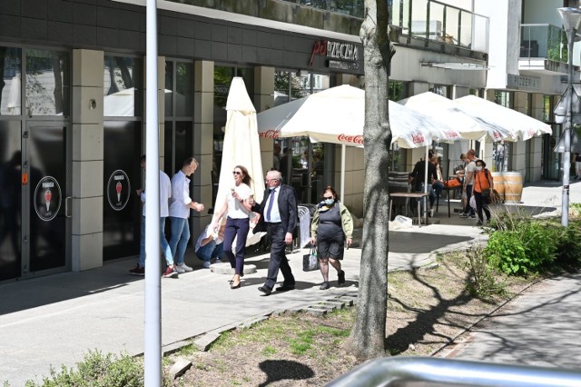 Już w sobotę, 15 maja, ruszą w Kielcach ogródki gastronomiczne. Odwiedziliśmy restauracje znajdujące się przy ulicy Solnej i w pobliżu, by zobaczyć jak wyglądają przygotowania. Praca faktycznie już wre, a właściciele wyliczają ile stolików stanie na zewnątrz.



Zobaczcie, gdzie na Solnej i w okolicy już wkrótce zjecie i wypijecie na świeżym powietrzu>>>