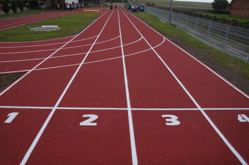 Nowe boisko lekkoatletyczne przy szkole w Woźnikach już otwarte [ZDJĘCIA]