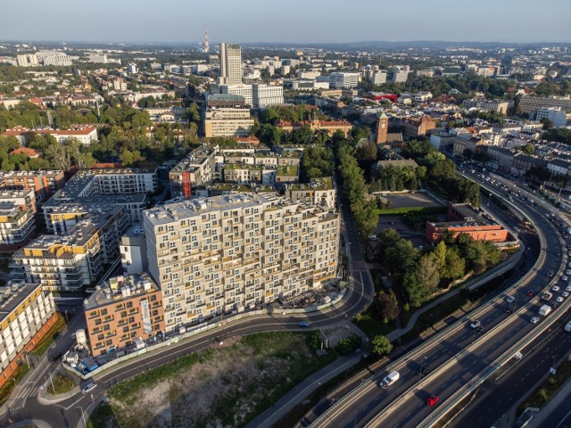 Apartamentowiec stawia firma Hines, która wcześniej wybudowała osiedle w tym rejonie miasta. Blok będzie miał 14 kondygnacji i ponad 300 mieszkań. Budowa ma zakończyć się w 2024 roku. Dzięki nietypowej konstrukcji każda kondygnacja będzie zwieńczona mieszkaniem z dużym tarasem z widokiem na Kraków.