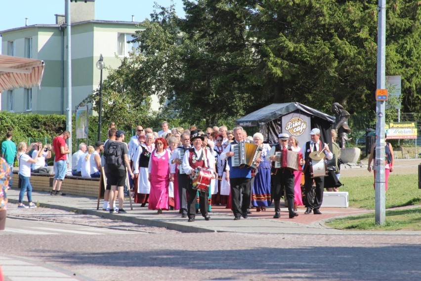 W Jarosławcu królował folk. Przegląd kapel folklorystycznych "rozkęcił" publiczność