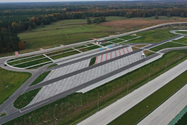 Na MOP-ach Woźniki Wschód i Woźniki Zachód przy autostradzie A1 pojawia się w końcu stacje benzynowe

Zobacz kolejne zdjęcia. Przesuwaj zdjęcia w prawo - naciśnij strzałkę lub przycisk NASTĘPNE 