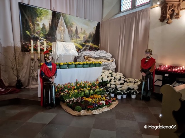 Wierni czuwają przy grobie Pana Jezusa w kościele pw. św. Ap. Piotra i Pawła w Pucku