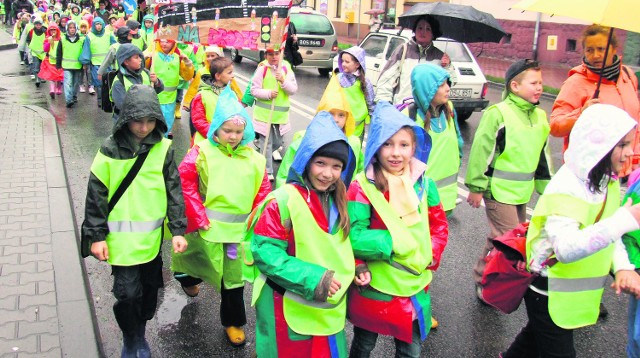 Dzieci ze Szkoły Podstawowej nr 1 w Andrychowie licznie i chętnie wzięły wczoraj udział w odblaskowym marszu