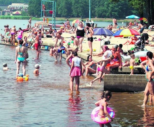 Plażowicze podeszli do wody z dystansem