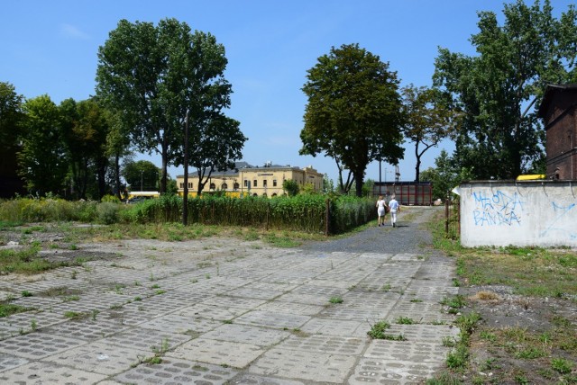 Ponieważ prace będą prowadzone nie tylko pod torami, ale również przy ulicy Magazynowej (w miejscu tymczasowego parkingu), parkowanie samochodów będzie możliwe na terenie wyznaczonym po lewej stronie ulicy Magazynowej jadąc od ulicy Dworcowej