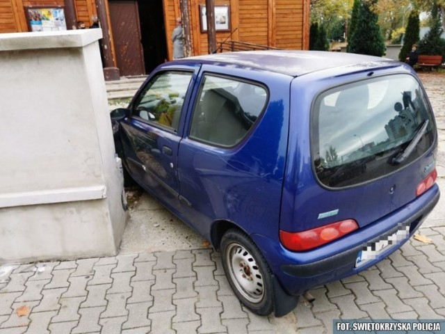 Samochód wjechał w bramę przed kościołem przy ulicy Urzędniczej