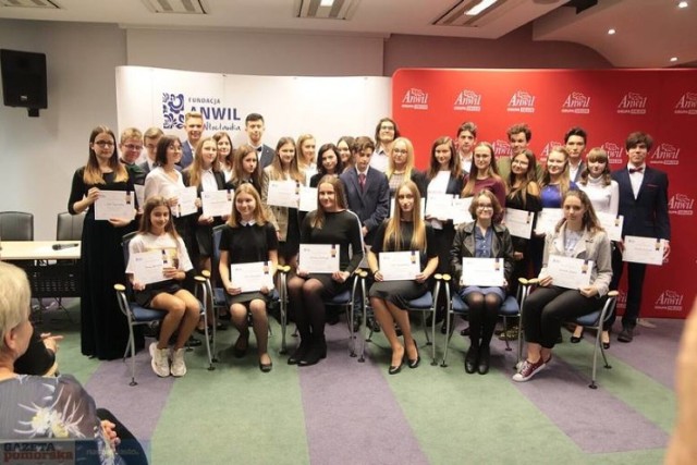 Grono stypendystów Fundacji ANWIL tworzą nie tylko studenci, ale także 237 uczniów, a kolejnych 40 otrzyma pomoc już w październiku 2021 r.