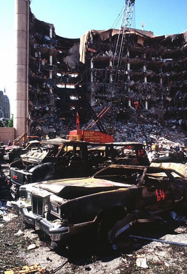 Zniszczony w wyniku zamachu budynek w Oklahomie (http://commons.wikimedia.org/wiki/File:Oklahomacitybombing-DF-ST-98-01356.jpg)